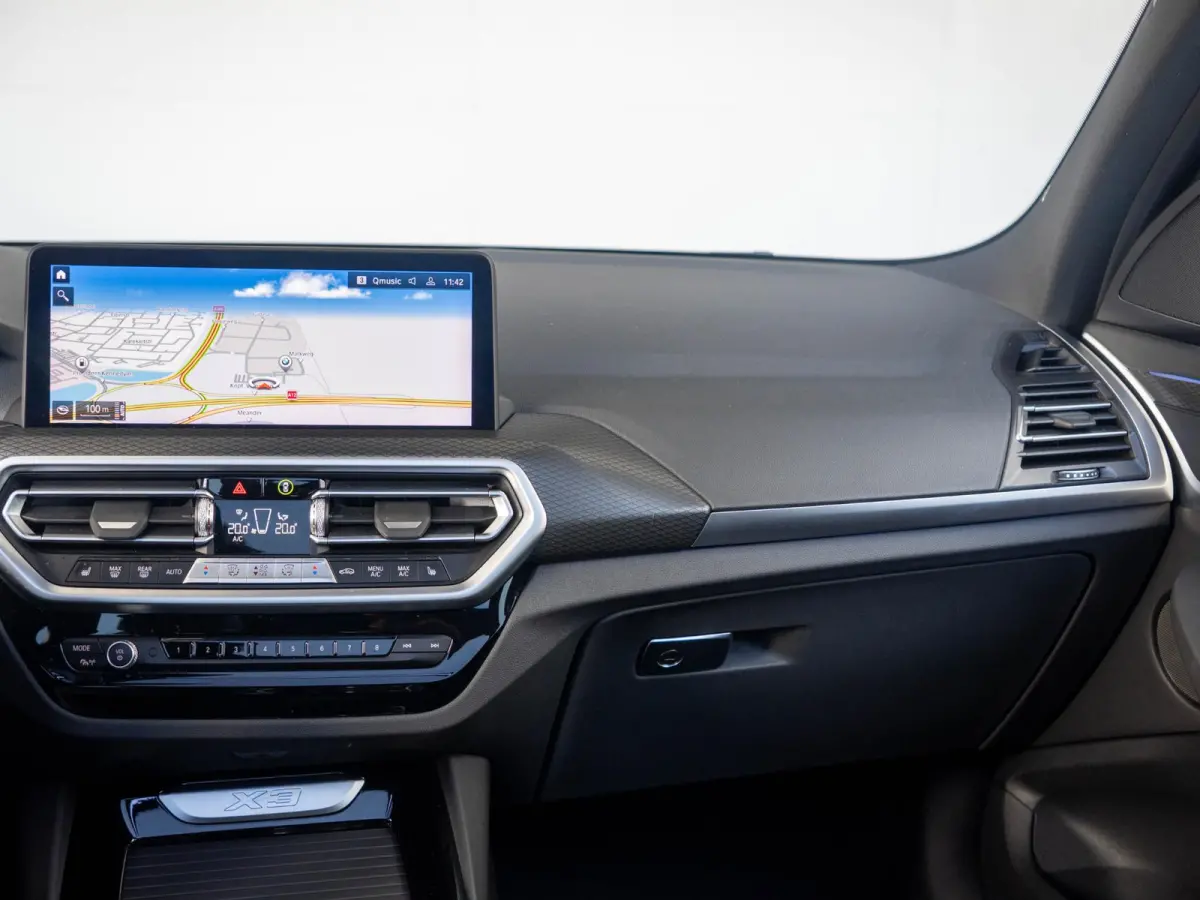 xDrive20i | M Sportpakket | Stuurwielrand verwarmd | Achteruitrijcamera | Panoramadak | Stoelverwarming | Head-Up Display | 19''