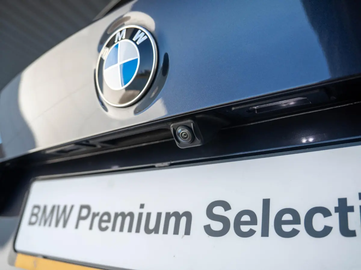 xDrive20i | M Sportpakket | Stuurwielrand verwarmd | Achteruitrijcamera | Panoramadak | Stoelverwarming | Head-Up Display | 19''
