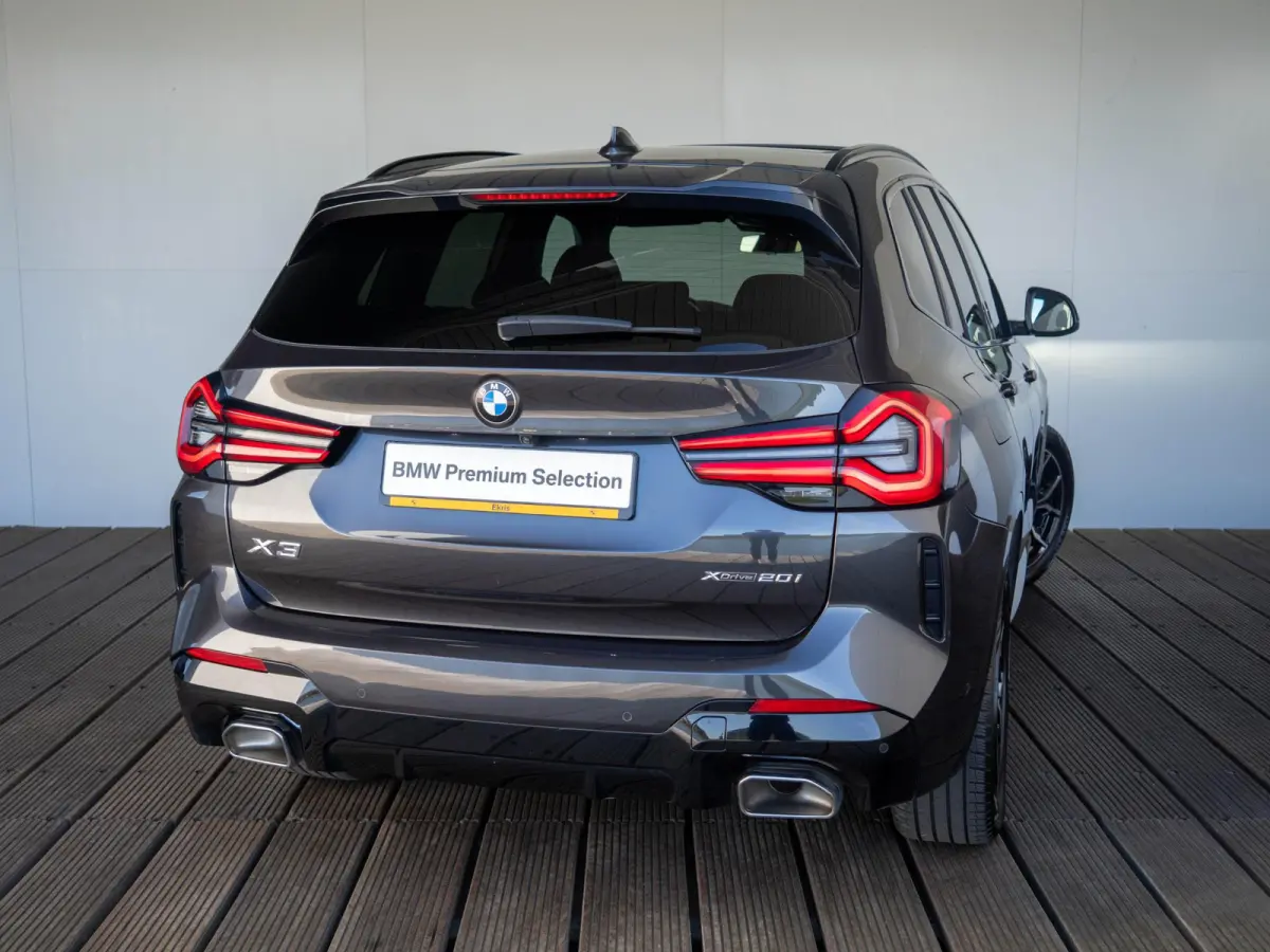 xDrive20i | M Sportpakket | Stuurwielrand verwarmd | Achteruitrijcamera | Panoramadak | Stoelverwarming | Head-Up Display | 19''