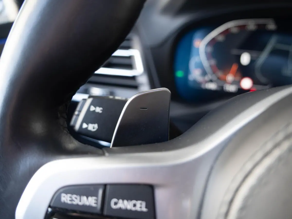 xDrive20i | M Sportpakket | Stuurwielrand verwarmd | Achteruitrijcamera | Panoramadak | Stoelverwarming | Head-Up Display | 19''