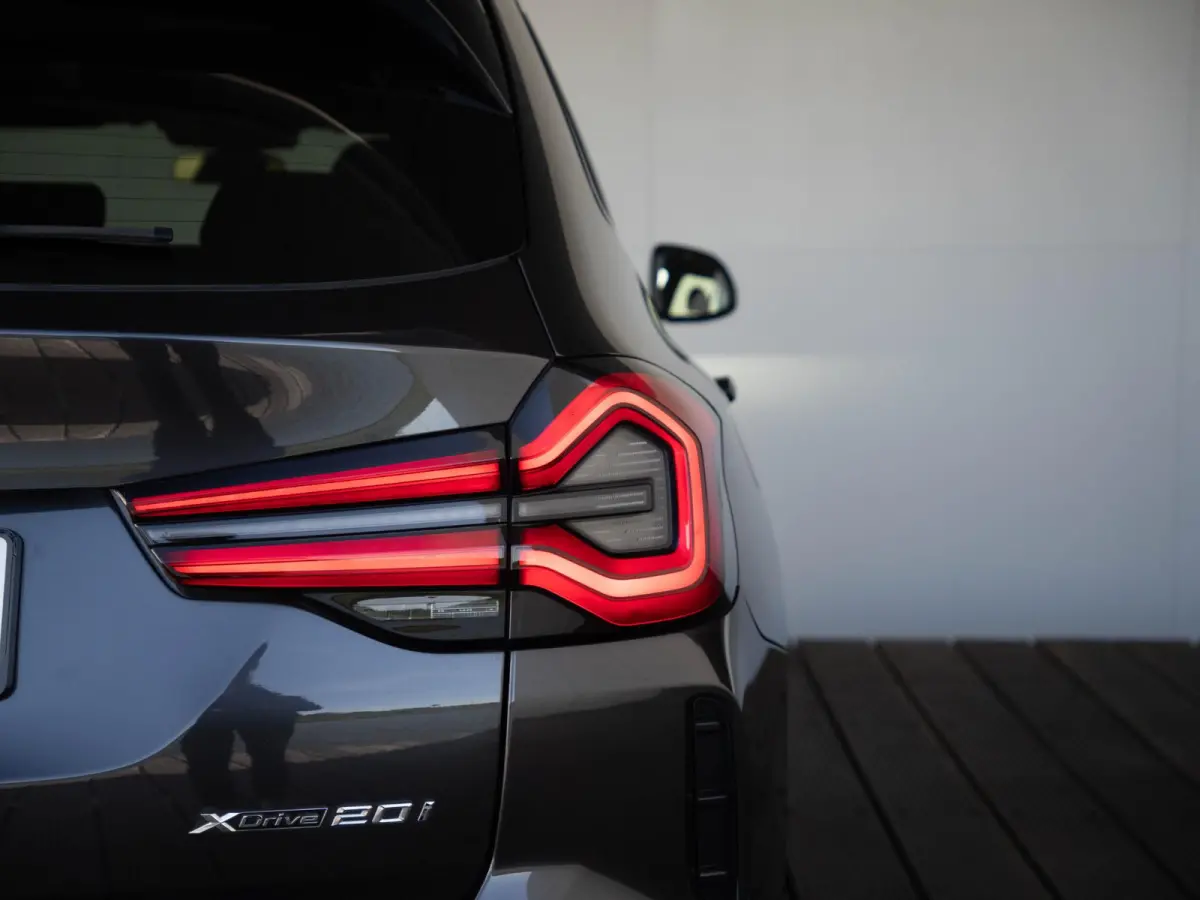 xDrive20i | M Sportpakket | Stuurwielrand verwarmd | Achteruitrijcamera | Panoramadak | Stoelverwarming | Head-Up Display | 19''