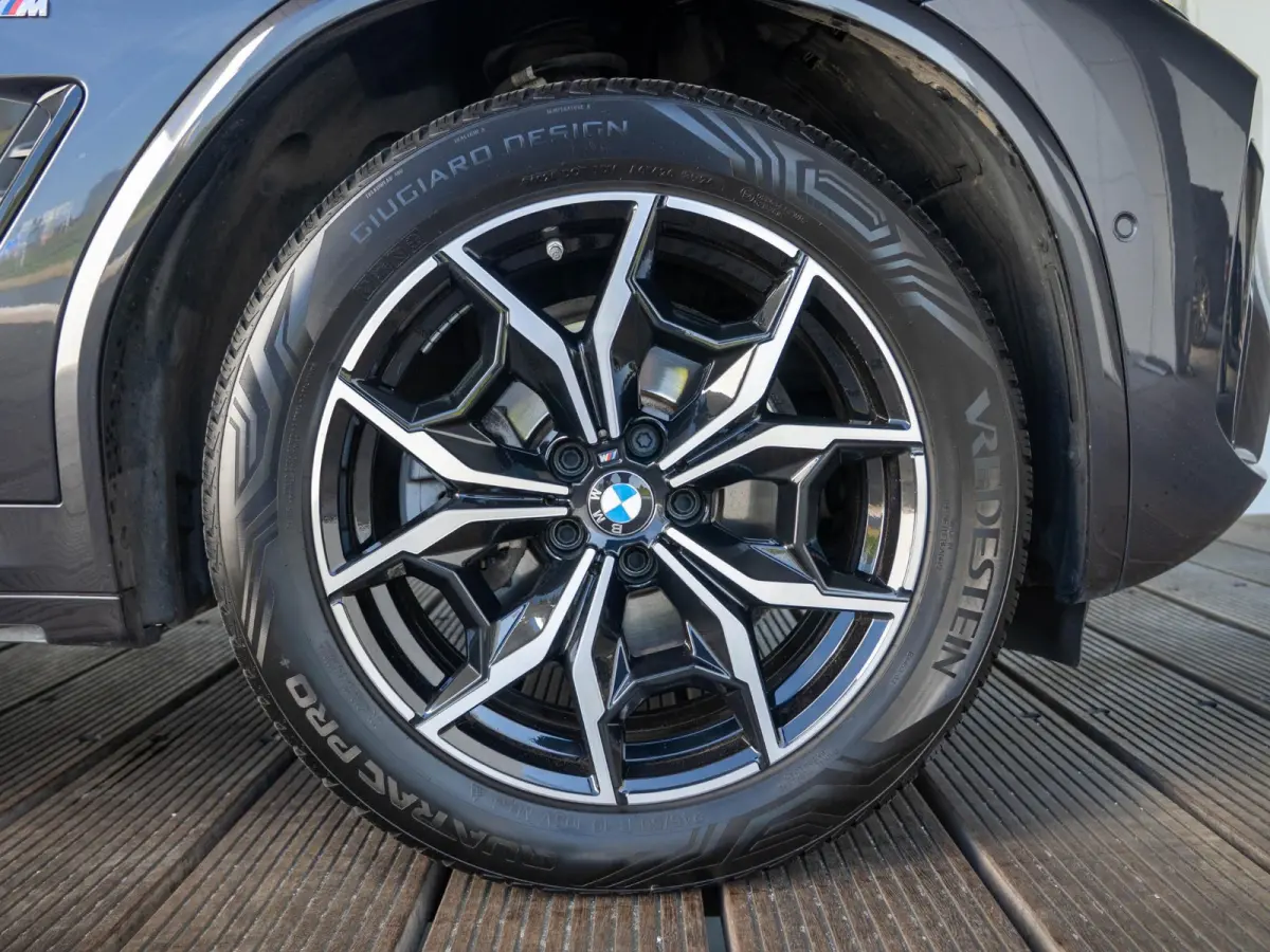 xDrive20i | M Sportpakket | Stuurwielrand verwarmd | Achteruitrijcamera | Panoramadak | Stoelverwarming | Head-Up Display | 19''