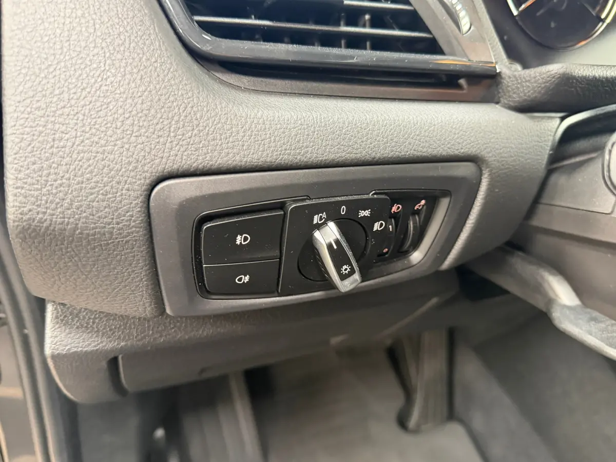 218i Executive Launch Edition | Automaat | Sportstoelen | Camera | Navi | Dealeronderhouden | NL Auto