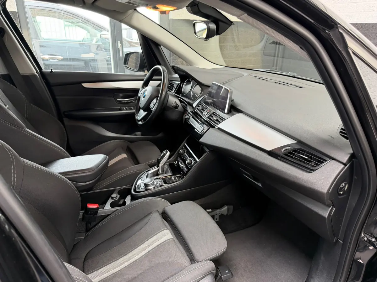218i Executive Launch Edition | Automaat | Sportstoelen | Camera | Navi | Dealeronderhouden | NL Auto