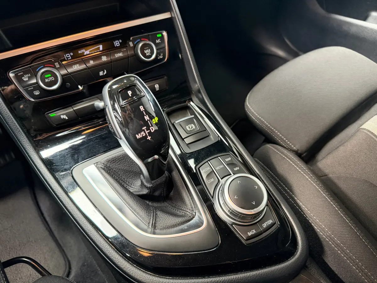 218i Executive Launch Edition | Automaat | Sportstoelen | Camera | Navi | Dealeronderhouden | NL Auto