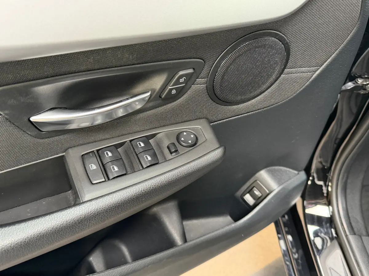 218i Executive Launch Edition | Automaat | Sportstoelen | Camera | Navi | Dealeronderhouden | NL Auto
