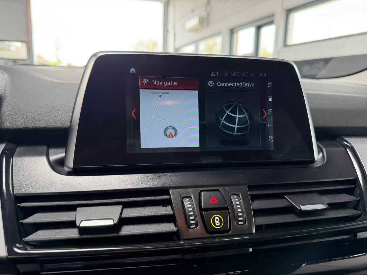 218i Executive Launch Edition | Automaat | Sportstoelen | Camera | Navi | Dealeronderhouden | NL Auto