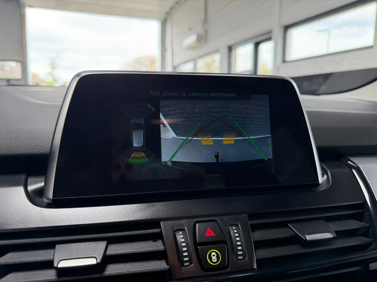 218i Executive Launch Edition | Automaat | Sportstoelen | Camera | Navi | Dealeronderhouden | NL Auto