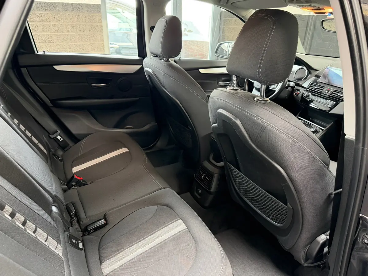 218i Executive Launch Edition | Automaat | Sportstoelen | Camera | Navi | Dealeronderhouden | NL Auto