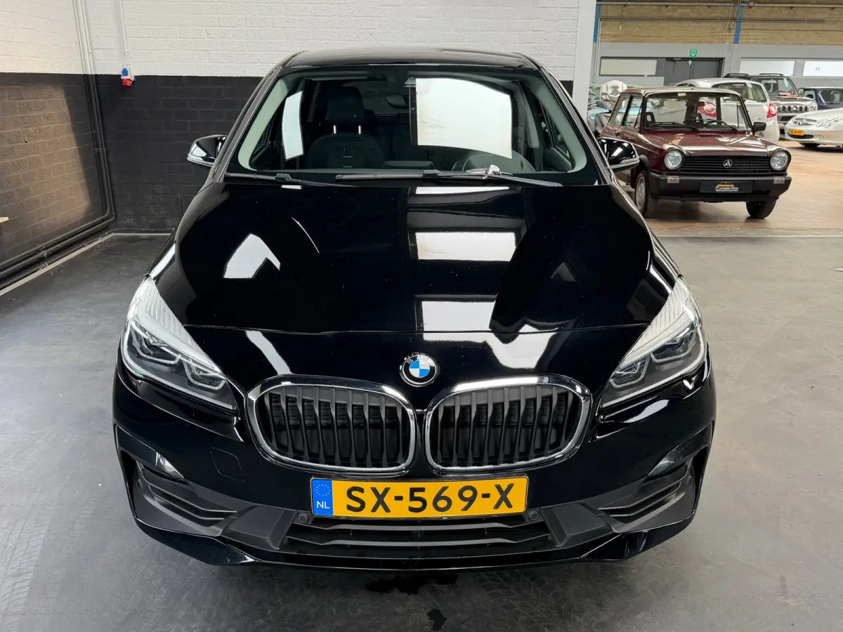 218i Executive Launch Edition | Automaat | Sportstoelen | Camera | Navi | Dealeronderhouden | NL Auto