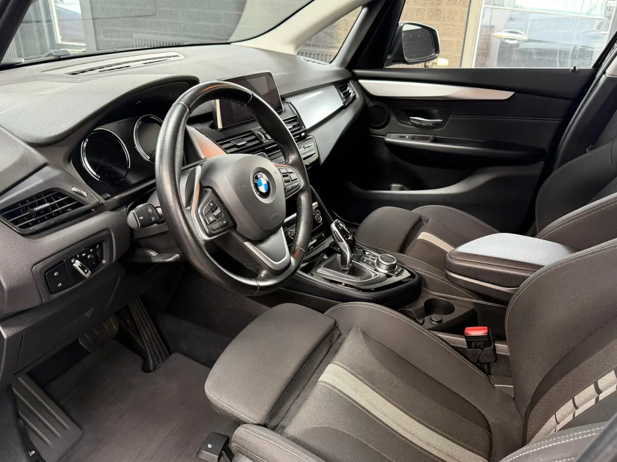 218i Executive Launch Edition | Automaat | Sportstoelen | Camera | Navi | Dealeronderhouden | NL Auto