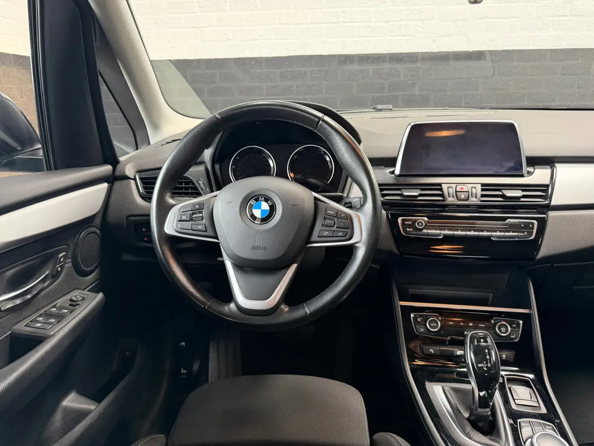 218i Executive Launch Edition | Automaat | Sportstoelen | Camera | Navi | Dealeronderhouden | NL Auto