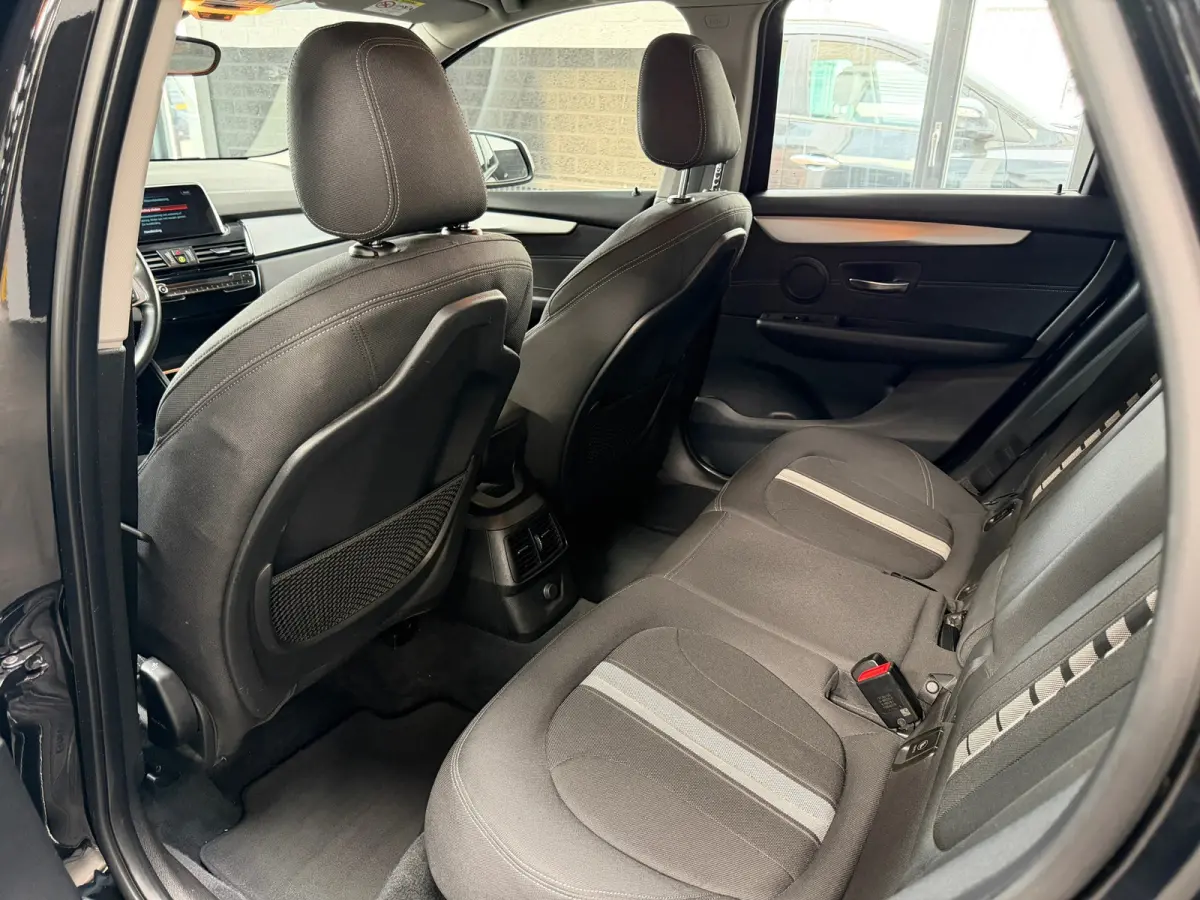 218i Executive Launch Edition | Automaat | Sportstoelen | Camera | Navi | Dealeronderhouden | NL Auto