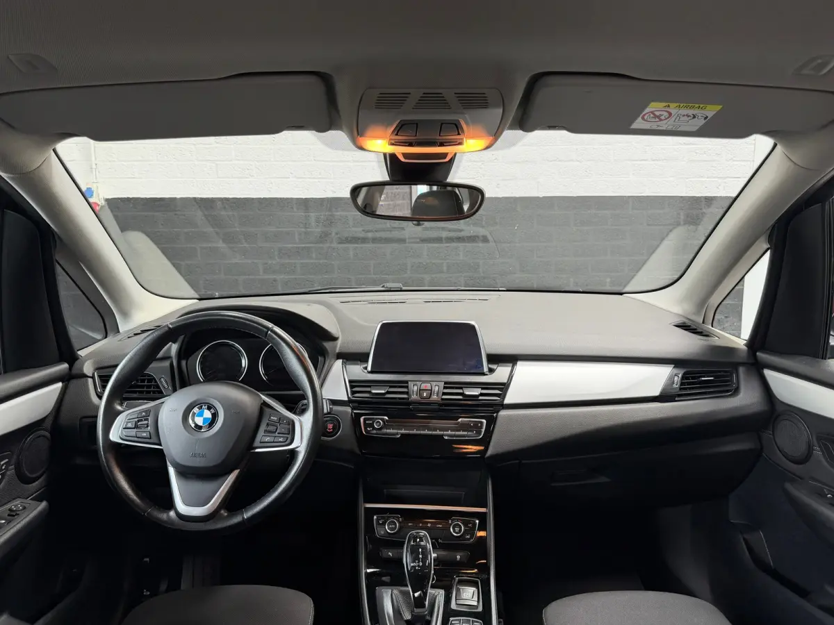218i Executive Launch Edition | Automaat | Sportstoelen | Camera | Navi | Dealeronderhouden | NL Auto