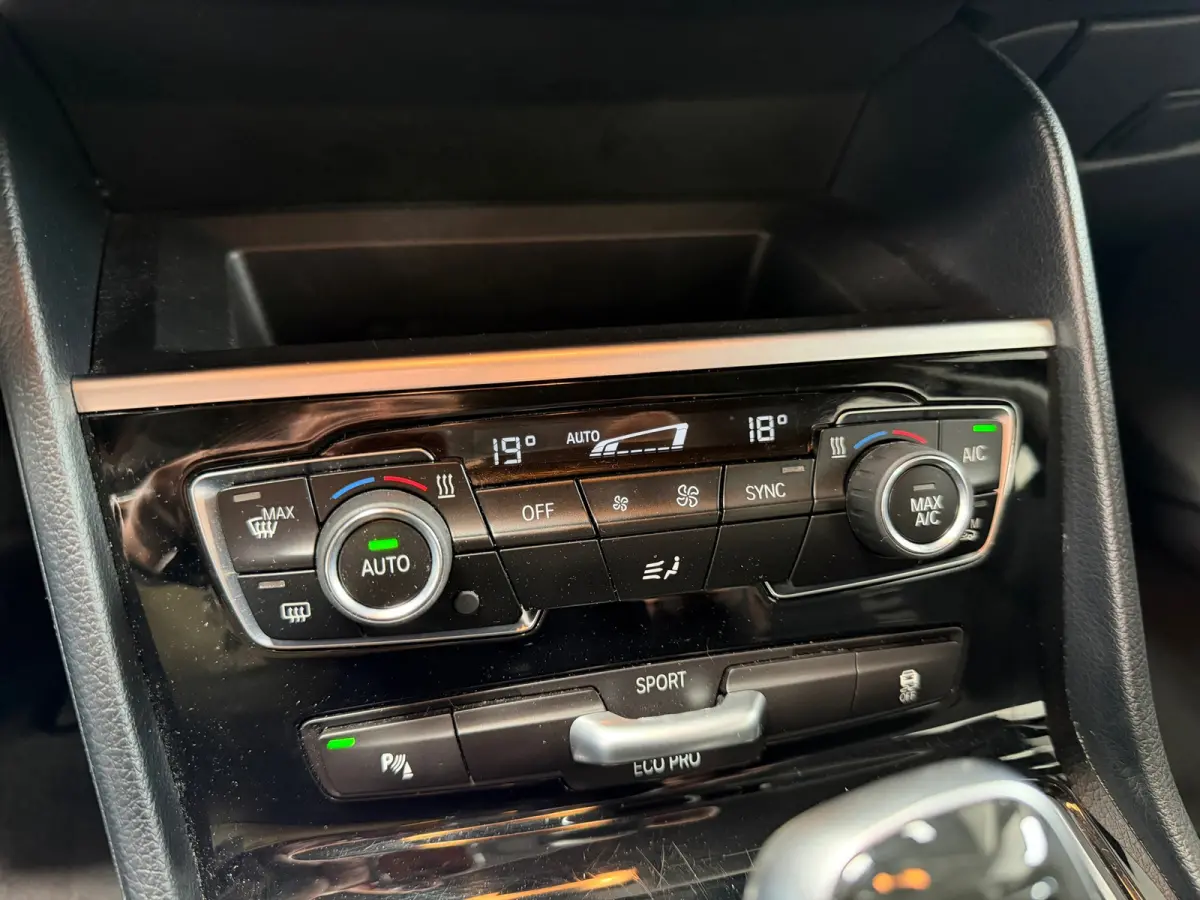218i Executive Launch Edition | Automaat | Sportstoelen | Camera | Navi | Dealeronderhouden | NL Auto