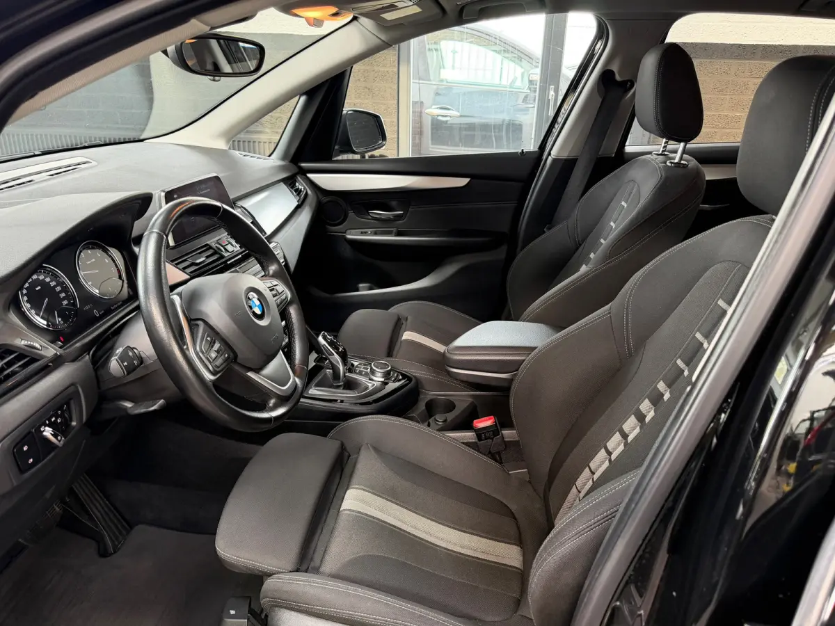 218i Executive Launch Edition | Automaat | Sportstoelen | Camera | Navi | Dealeronderhouden | NL Auto