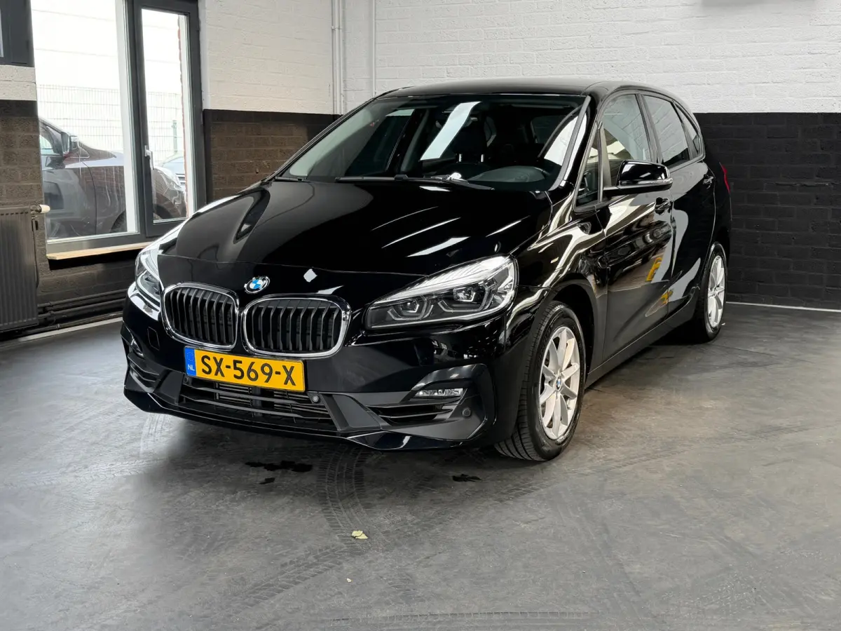 218i Executive Launch Edition | Automaat | Sportstoelen | Camera | Navi | Dealeronderhouden | NL Auto