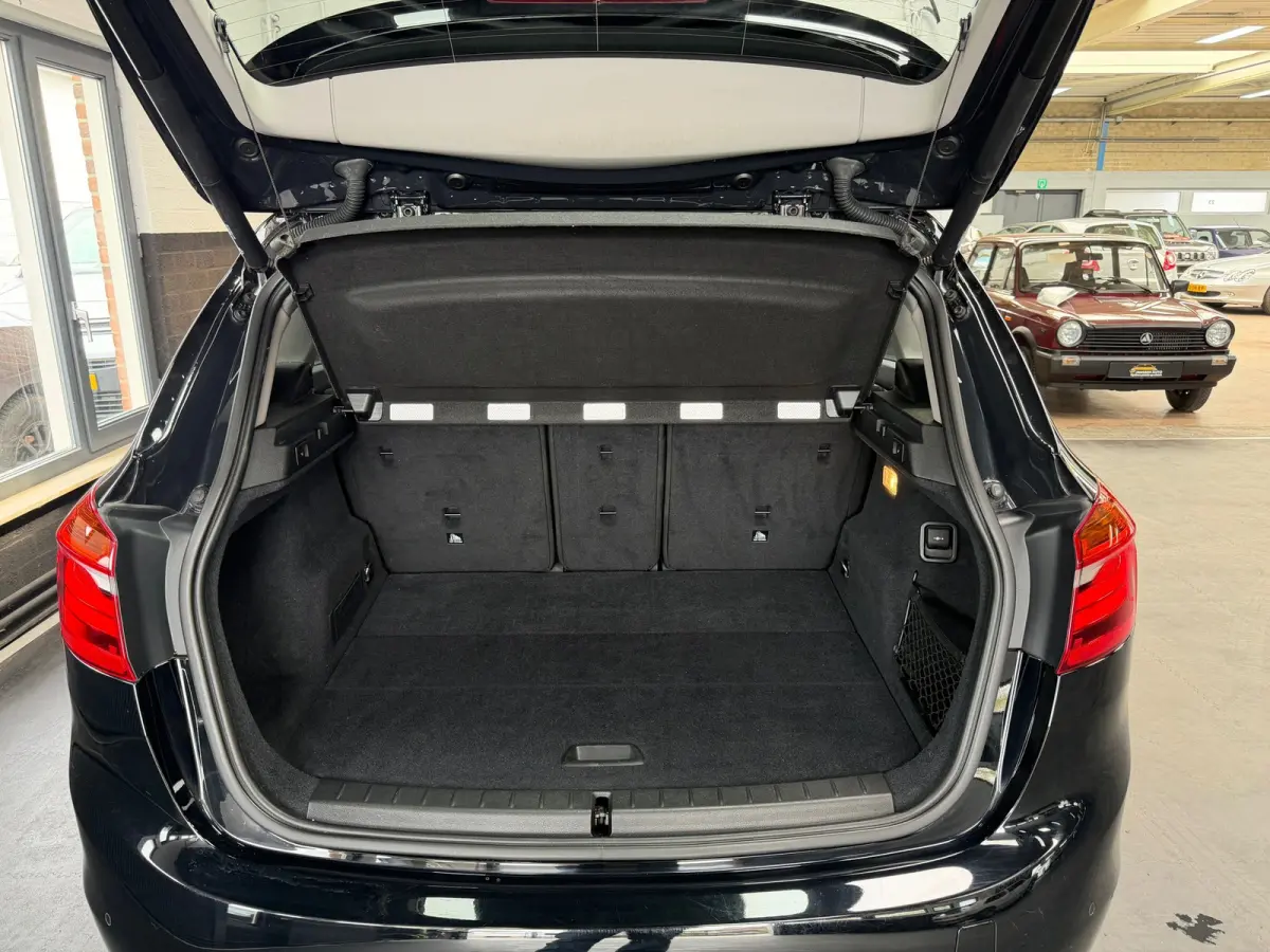 218i Executive Launch Edition | Automaat | Sportstoelen | Camera | Navi | Dealeronderhouden | NL Auto