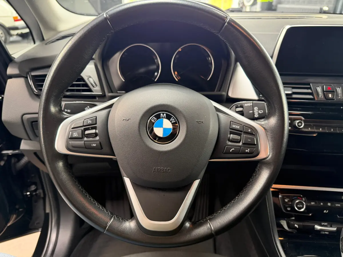 218i Executive Launch Edition | Automaat | Sportstoelen | Camera | Navi | Dealeronderhouden | NL Auto