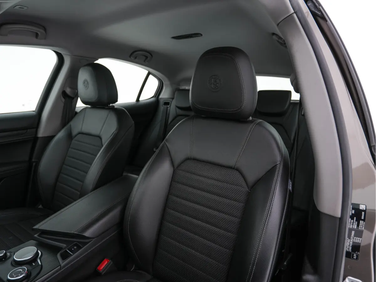 2.2d Super Aut. *LEATHER-FABRIC | BI-XENON | DAB+ | NAVI-FULLMAP | COMFORT-SEATS | ECC | CRUISE | PDC | 18"ALU*