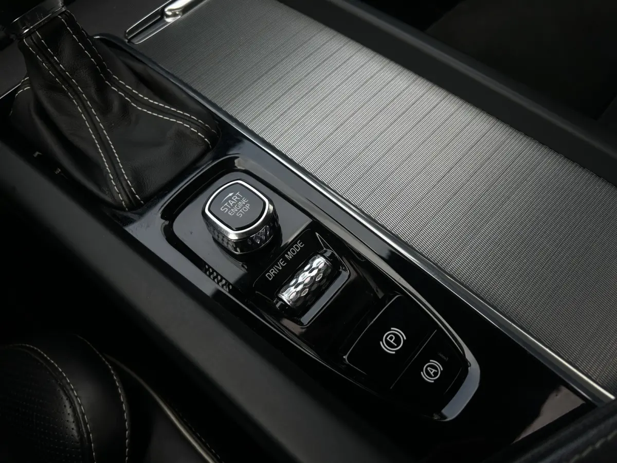 2.0 T5 AWD R-Design | Luchtvering | Bowers & Wilkens | Polestar Tuning | Pano | Camera | Cruise Control | Trekhaak |