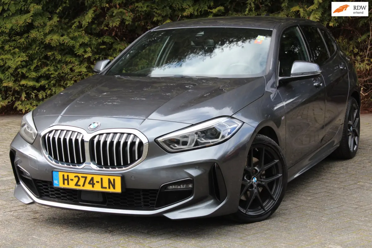 118d High Executive M 150PK Automaat | M-sportpakket | HUD | Carplay | Stoelverwarming | Navigatie | Parkeercamera