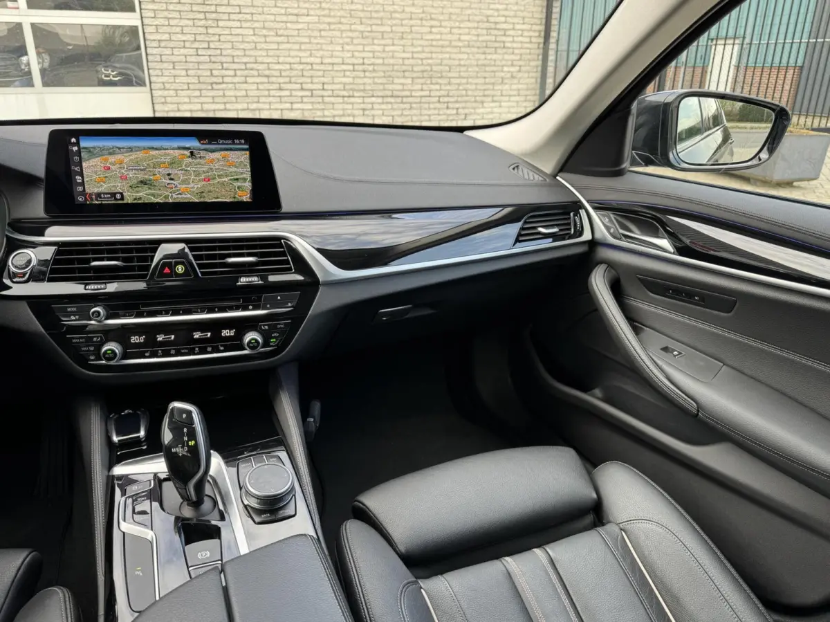 520i High Executive Edition Virtualcockpit/Leer/LED/Camera/Stoelverwarming/Trekhaak