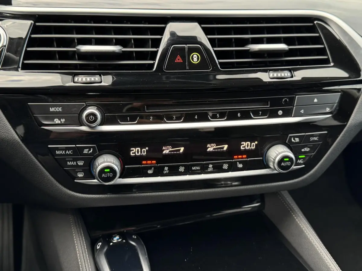 520i High Executive Edition Virtualcockpit/Leer/LED/Camera/Stoelverwarming/Trekhaak