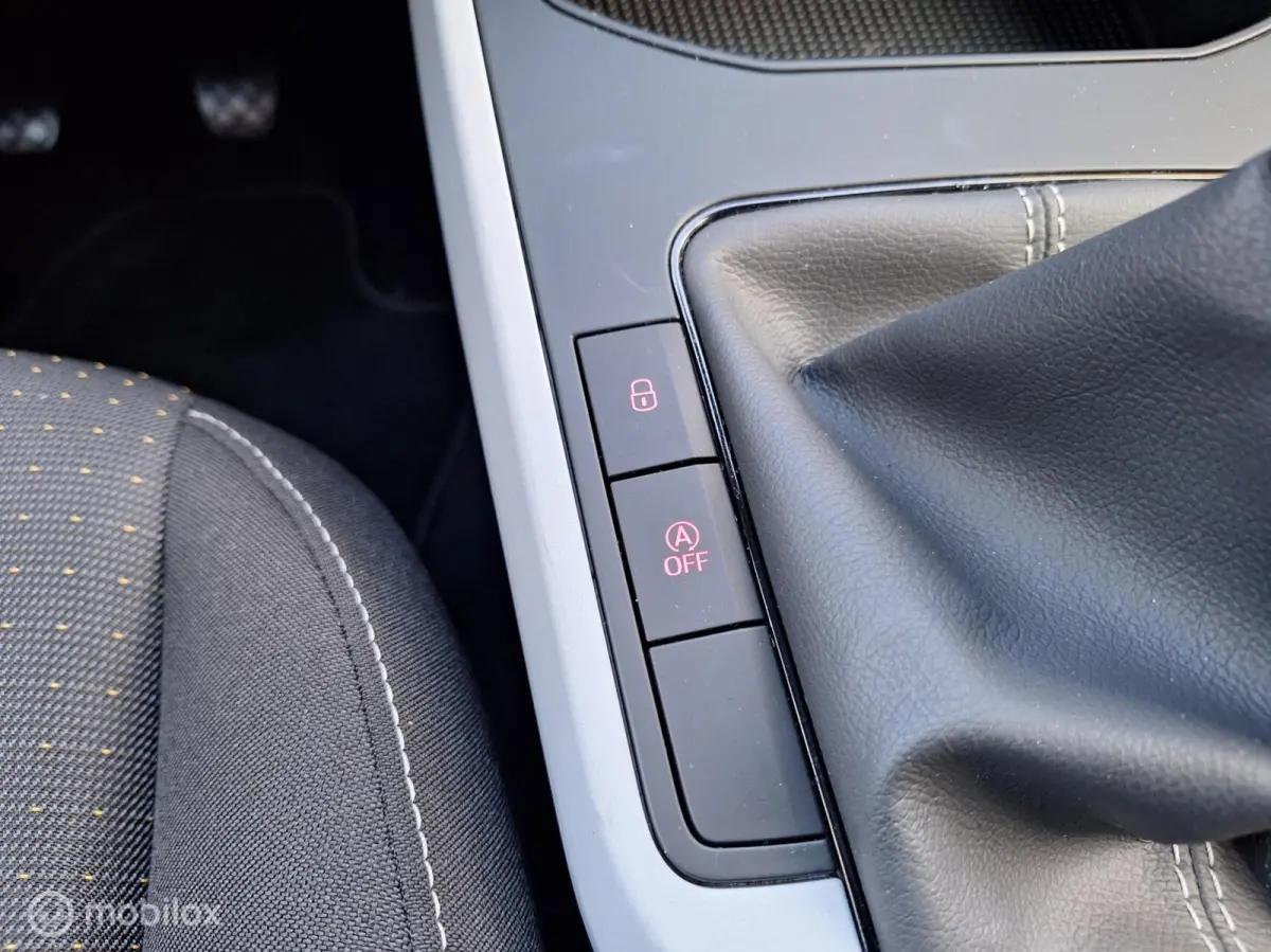 1.0 TSI Style 1e Eig. BTW-Auto ! Apple-Carplay-Navigatie, LM-Velgen 17" Cruise-Control, Led, Climate-Control, PDC.