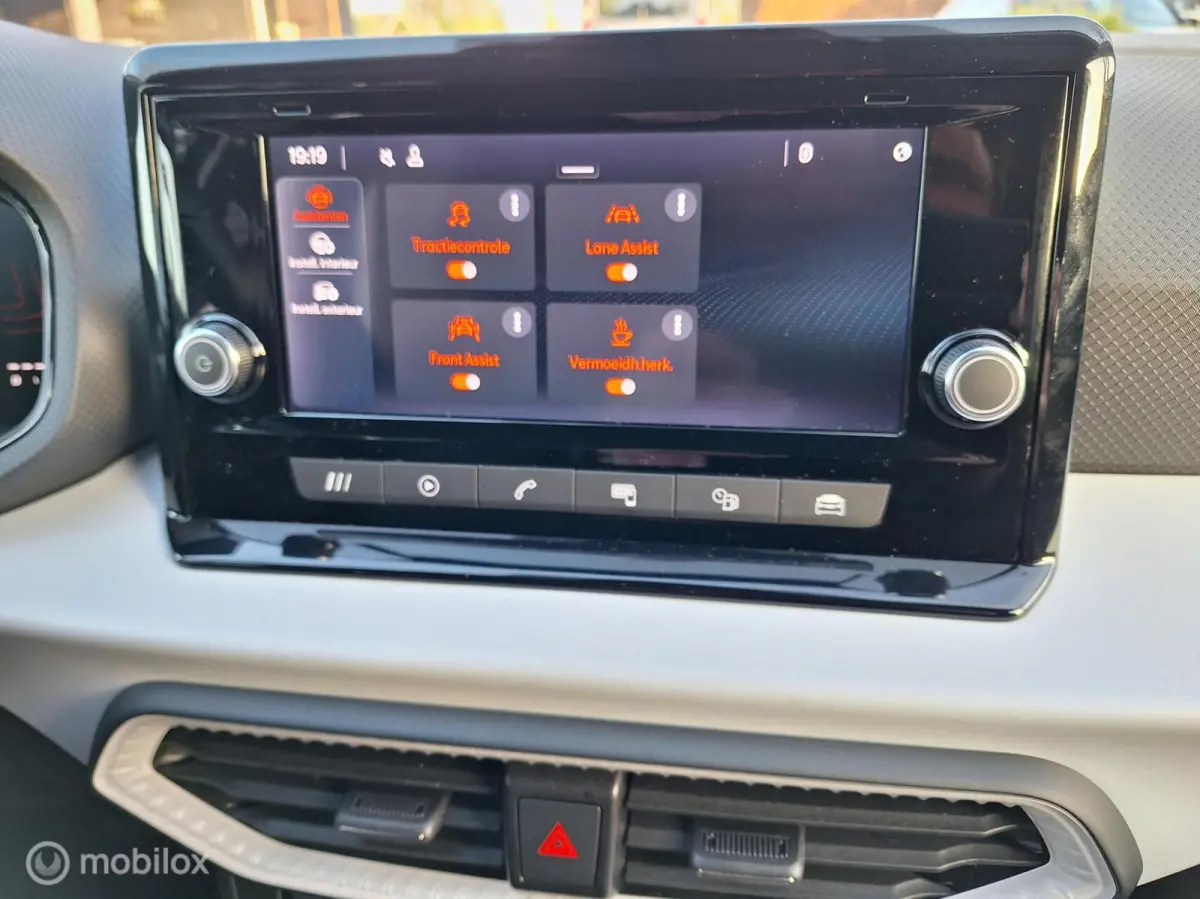 1.0 TSI Style 1e Eig. BTW-Auto ! Apple-Carplay-Navigatie, LM-Velgen 17" Cruise-Control, Led, Climate-Control, PDC.