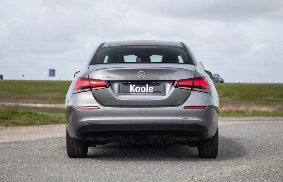 250 e Business Line CARPLAY / LEER / CAMERA / CRUISE CONTROLE / DEALER ONDERHOUDEN