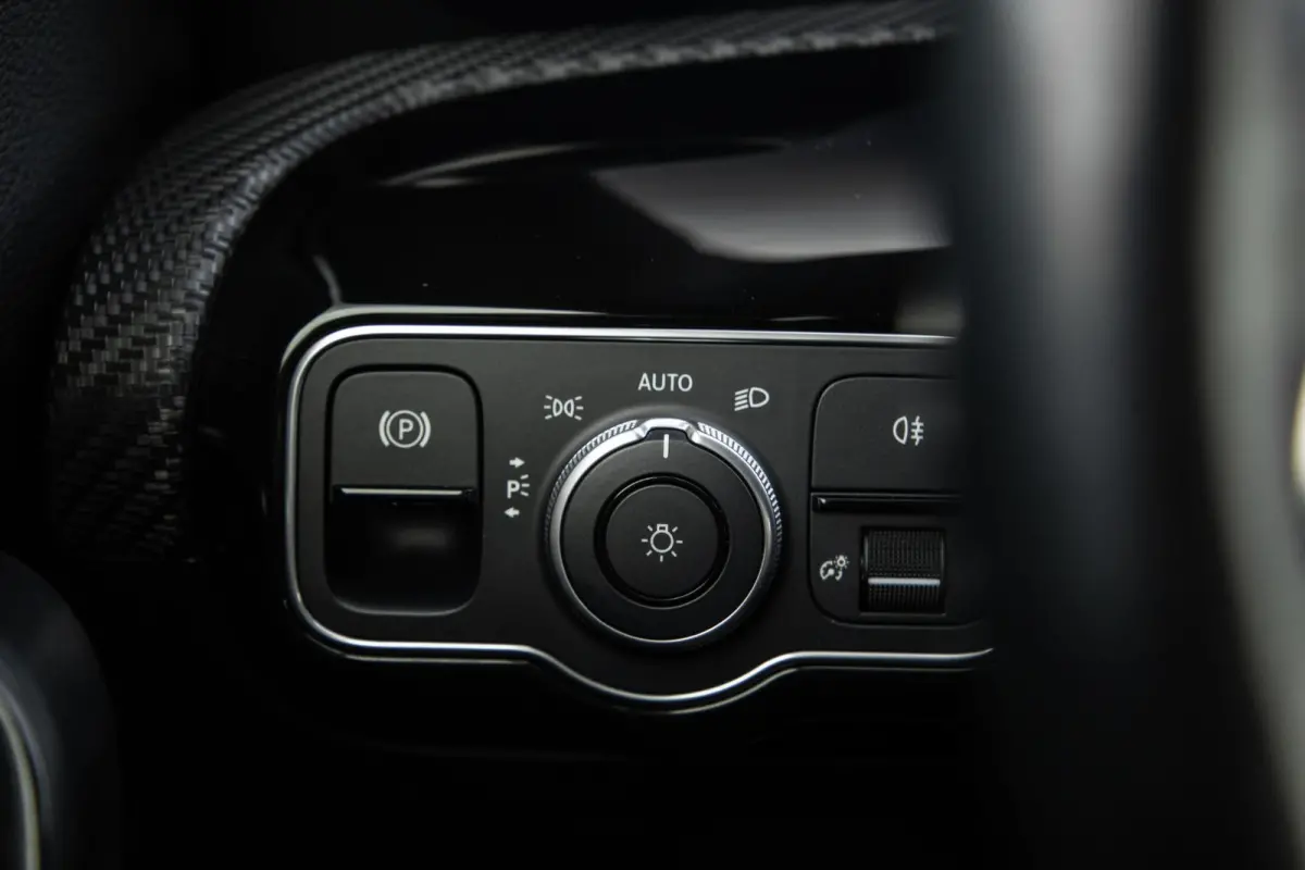 250 e Business Line CARPLAY / LEER / CAMERA / CRUISE CONTROLE / DEALER ONDERHOUDEN