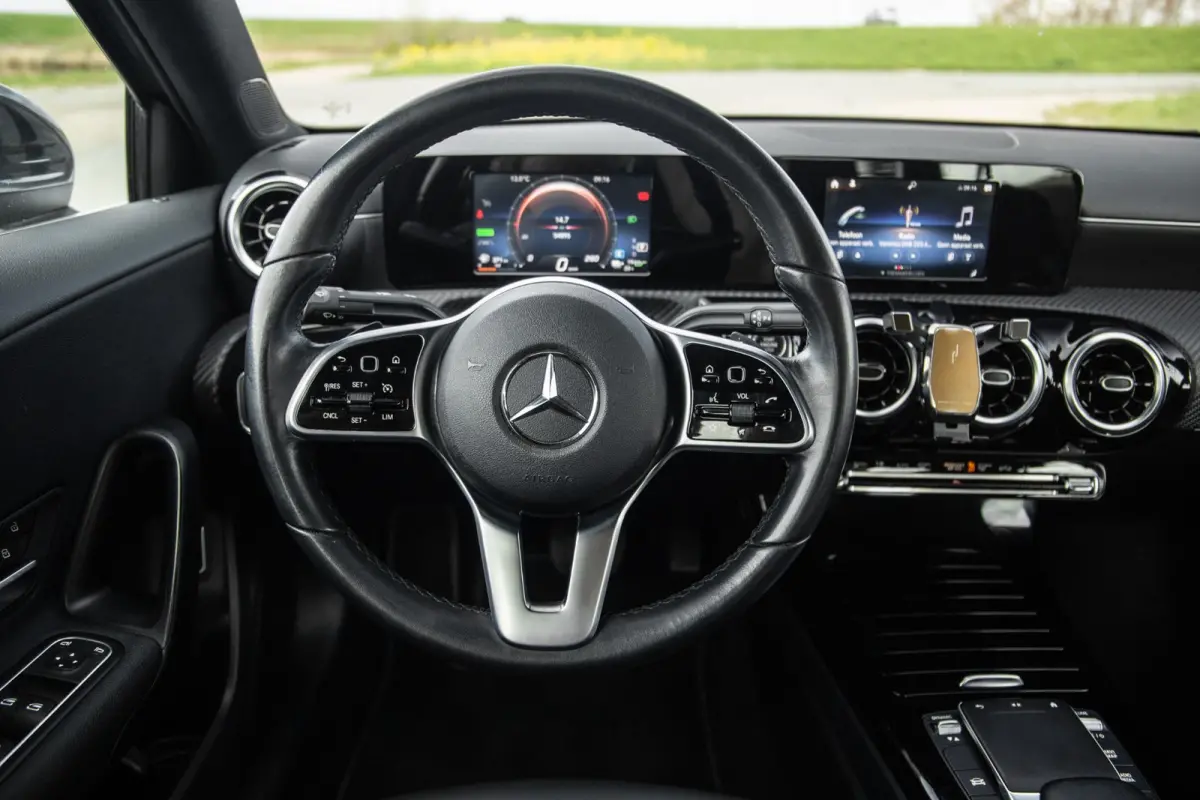 250 e Business Line CARPLAY / LEER / CAMERA / CRUISE CONTROLE / DEALER ONDERHOUDEN