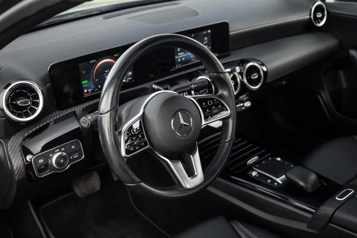 250 e Business Line CARPLAY / LEER / CAMERA / CRUISE CONTROLE / DEALER ONDERHOUDEN