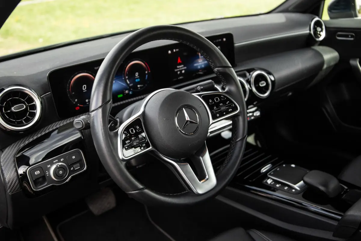 250 e Business Line CARPLAY / CAMERA / LEER / DEALER ONDERHOUDEN