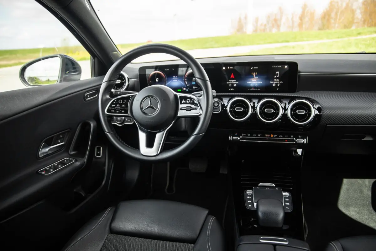 250 e Business Line CARPLAY / CAMERA / LEER / DEALER ONDERHOUDEN