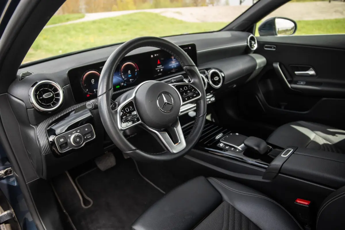 250 e Business Line CARPLAY / CAMERA / LEER / DEALER ONDERHOUDEN