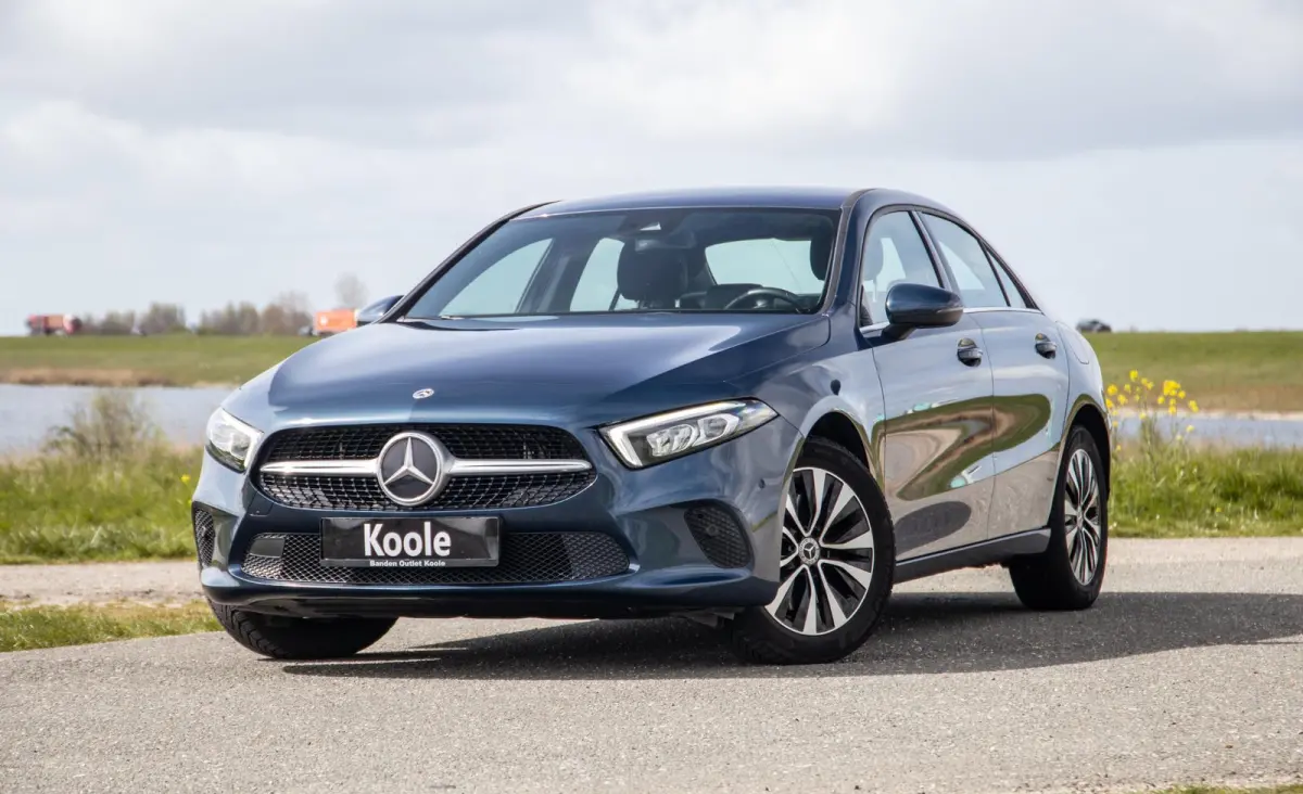 250 e Business Line CARPLAY / CAMERA / LEER / DEALER ONDERHOUDEN