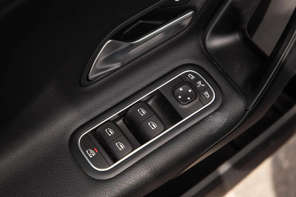 250 e Business Line CARPLAY / CAMERA / LEER / DEALER ONDERHOUDEN
