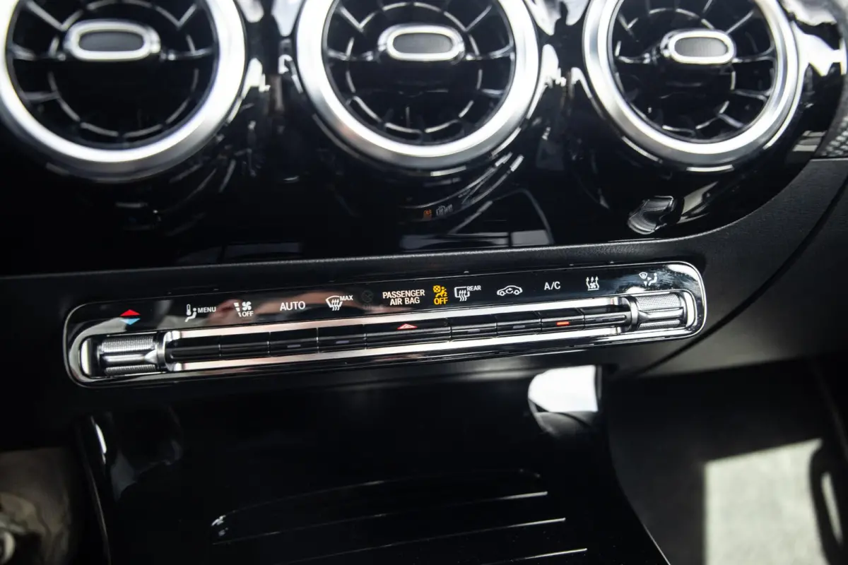 250 e Business Line CARPLAY / CAMERA / LEER / DEALER ONDERHOUDEN