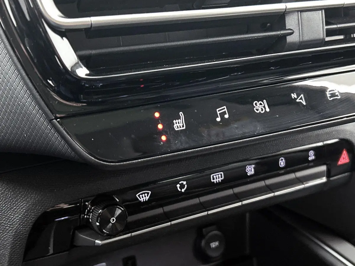 1.2 Shine 130pk Automaat | 1ste Eigenaar | Elektrische Bestuurdersstoel | Schuif-/Kanteldak | Elektrische Klep | Navigatie | Adaptieve Cruise Control | Stoelverwarming | 19"LMV | Full-LED | 