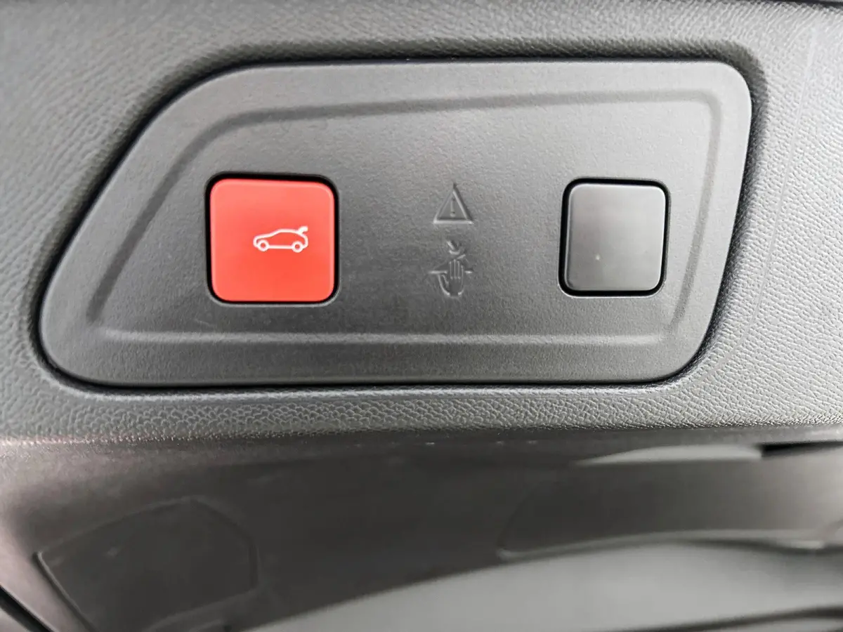 1.2 Shine 130pk Automaat | 1ste Eigenaar | Elektrische Bestuurdersstoel | Schuif-/Kanteldak | Elektrische Klep | Navigatie | Adaptieve Cruise Control | Stoelverwarming | 19"LMV | Full-LED | 