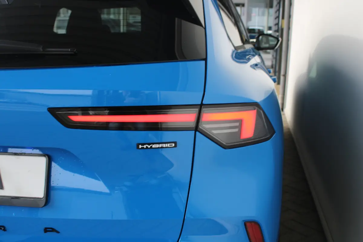 GS - Hybrid | Afneembare trekhaak | Alcantara bekleding | Elektr. vertsel. stoel(en) | 18" lichtmetaal | Voorraadvoordeel !