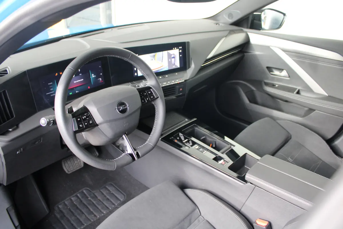 GS - Hybrid | Afneembare trekhaak | Alcantara bekleding | Elektr. vertsel. stoel(en) | 18" lichtmetaal | Voorraadvoordeel !
