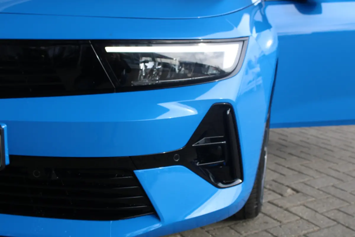 GS - Hybrid | Afneembare trekhaak | Alcantara bekleding | Elektr. vertsel. stoel(en) | 18" lichtmetaal | Voorraadvoordeel !