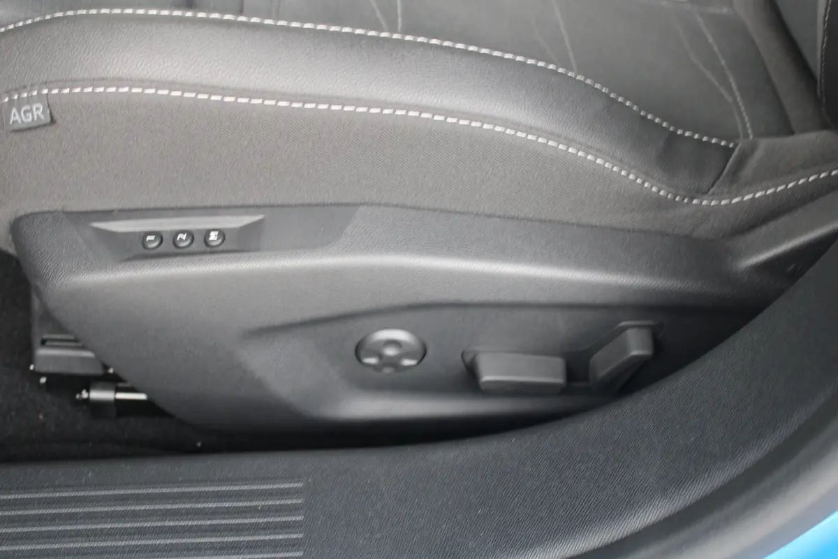 GS - Hybrid | Afneembare trekhaak | Alcantara bekleding | Elektr. vertsel. stoel(en) | 18" lichtmetaal | Voorraadvoordeel !