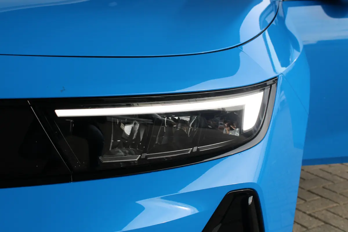 GS - Hybrid | Afneembare trekhaak | Alcantara bekleding | Elektr. vertsel. stoel(en) | 18" lichtmetaal | Voorraadvoordeel !