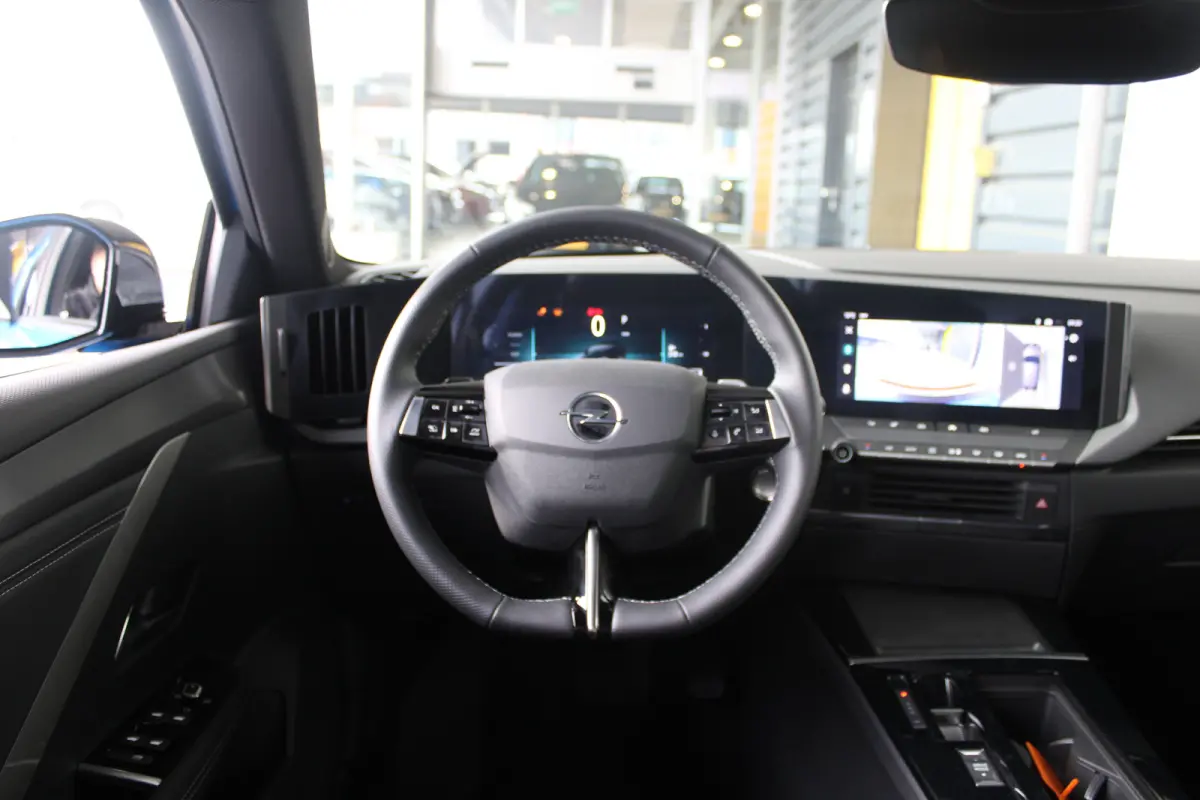 GS - Hybrid | Afneembare trekhaak | Alcantara bekleding | Elektr. vertsel. stoel(en) | 18" lichtmetaal | Voorraadvoordeel !