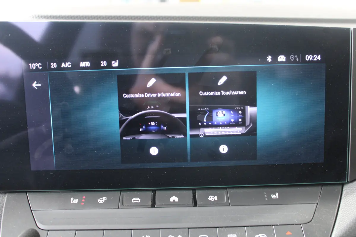 GS - Hybrid | Afneembare trekhaak | Alcantara bekleding | Elektr. vertsel. stoel(en) | 18" lichtmetaal | Voorraadvoordeel !