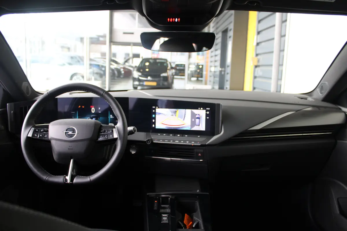 GS - Hybrid | Afneembare trekhaak | Alcantara bekleding | Elektr. vertsel. stoel(en) | 18" lichtmetaal | Voorraadvoordeel !